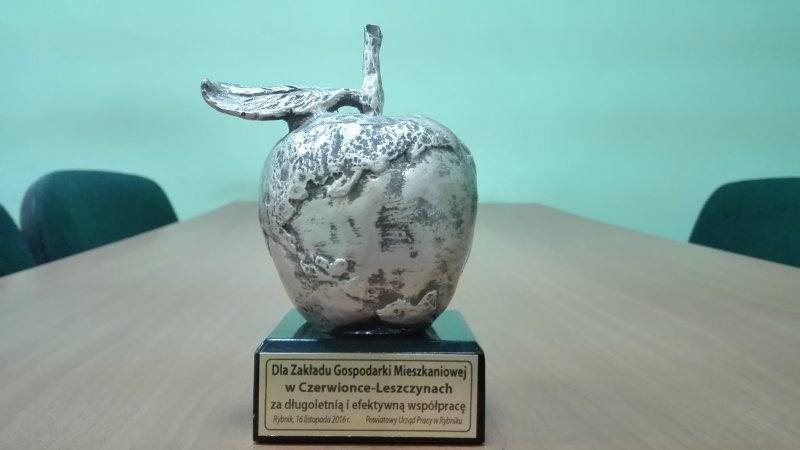 Zdjęcie przedstawia statuetkę Powiatowego Urzędu Pracy dla ZGM za długoletnią i efektywną pracę